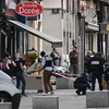 Cảnh sát Pháp điều tra tại hiện trường vụ nổ gói bưu kiện nghi là bom trên phố đi bộ ở Lyon. (Nguồn: AFP/TTXVN)