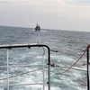 Lai dắt tàu cá ĐNa 91087 TS gặp nạn trên biển về bờ tại Đà Nẵng. (Ảnh: Xuân Nguyên/TTXVN phát)