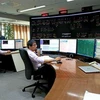 Vận hành hệ thống điện toàn quốc tại Trung tâm Điều độ Hệ thống điện Quốc gia. (Ảnh: Ngọc Hà/TTXVN)