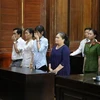 Các bị cáo nguyên là cán bộ phường 11, Quận 6, Thành phố Hồ Chí Minh nghe tuyên án. (Ảnh: Thành Chung/TTXVN)
