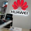 Biểu tượng Huawei tại một cửa hàng ở Bắc Kinh, Trung Quốc. (Nguồn: AFP/TTXVN)
