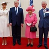 Tổng thống Mỹ Donald Trump cùng phu nhân Melania Trump, Nữ hoàng Anh Elizabeth II và Thái tử Charles tại Lễ kỷ niệm 75 năm ngày quân Đồng minh đổ bộ vào bãi biển Normandy. (Nguồn: Reuters)
