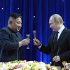 Nhà lãnh đạo Triều Tiên Kim Jong-un (trái) và Tổng thống Nga Vladimir Putin trong bữa tiệc tối sau Hội nghị thượng đỉnh Nga-Triều tại Vladivostok (Nga). (Ảnh: Yonhap/TTXVN)