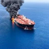 Khói lửa bốc ngùn ngụt từ một tàu chở dầu được cho là bị tấn công trên Vịnh Oman. (Nguồn: AFP/TTXVN)