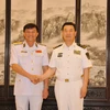 Phó Đô đốc Tần Sinh Tường (phải), Chính ủy Hải quân Trung Quốc đón, hội đàm với Chuẩn Đô đốc Phạm Văn Vững, Chính ủy Quân chủng Hải quân Việt Nam. (Ảnh: Vĩnh Hà/Vietnam+)
