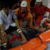Thuyền viên gặp nạn người Philippines được cấp cứu và chuyển qua tàu SAR 274 để về bờ. (Ảnh: TTXVN phát)