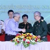 Thượng tướng Nguyễn Chí Vịnh và ông Chan Yeng Kit ký Kế hoạch hợp tác song phương. (Ảnh: Xuân Khu/TTXVN)