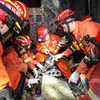 Lực lượng cứu hộ tìm kiếm các nạn nhân mắc kẹt trong trận động đất ở Nghi Tân, tỉnh Tứ Xuyên, Trung Quốc. (Nguồn: THX/TTXVN)