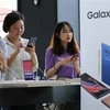 Khách hàng trải nghiệm điện thoại Samsung Galaxy Note 9 tại một cửa hàng ở Seoul, Hàn Quốc. (Nguồn: Yonhap/TTXVN)