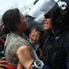 Cảnh sát ngăn chặn người di cư tại cây cầu ở biên giới Guatemala-Mexico, Ciudad Hidalgo, bang Chiapas, Mexico. (Nguồn: AFP/TTXVN)
