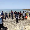 Người di cư sau khi được cứu ở ngoài khơi vùng biển phía đông Tripoli, Libya. (Nguồn: THX/TTXVN)