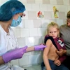 Tiêm phòng vắcxin sởi cho trẻ nhỏ. (Nguồn: AFP/TTXVN)