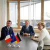 (Từ trái sang): Tổng thống Pháp Emmanuel Macron, Chủ tịch Hội đồng châu Âu Donald Tusk và Thủ tướng Đức Angela Merkel trước Hội nghị thượng đỉnh EU ở Brussels, Bỉ ngày 20/6. (Ảnh: AFP/TTXVN)