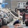 Lực lượng cứu hộ làm nhiệm vụ tại hiện trường vụ sập một phần tòa nhà ở thủ đô Vienna. (Ảnh: AFP/TTXVN)