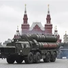 Hệ thống phòng thủ tên lửa S-400 tại lễ diễu binh kỷ niệm Ngày Chiến thắng trên Quảng trường Đỏ thủ đô Moskva, Nga tháng 5/2017. (Ảnh: AFP/TTXVN)