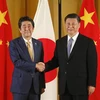 Thủ tướng Nhật Bản Shinzo (trái) trong cuộc gặp Chủ tịch Trung Quốc Tập Cận Bình tại Osaka ngày 27/6. (Nguồn: AFP/TTXVN)