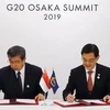 Phó Thủ tướng Singapore Heng Swee Keat và Chủ tịch ADB Takehiko Nakao tại lễ ký kết thỏa thuận. (Nguồn: MCI)