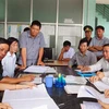 Đoàn công tác Bộ Nông nghiệp và Phát triển nông thôn kiểm tra công tác lưu trữ về xác nhận số tàu cá và sản lượng thủy sản nhập cảng cá Quy Nhơn. (Ảnh: Nguyên Linh/TTXVN)