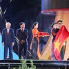 Chủ tịch Quốc hội Nguyễn Thị Kim Ngân trao Huân chương Độc lập hạng Nhất cho chính quyền và nhân dân tỉnh Phú Yên. (Ảnh: Phạm CườngTTXVN)