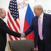 Tổng thống Nga Vladimir Putin (trái) và Tổng thống Mỹ Donald Trump trong cuộc gặp bên lề Hội nghị thượng đỉnh G20 ở Osaka, Nhật Bản. (Nguồn: AFP/TTXVN)