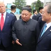 Tổng thống Mỹ Donald Trump, nhà lãnh đạo Triều Tiên Kim Jong-un (giữa) và Tổng thống Hàn Quốc Moon Jae-in (phải) trong cuộc gặp tại Khu phi quân sự (DMZ) ngày 30/6. (Ảnh: THX/TTXVN)
