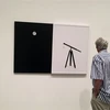 Khách thăm quan chiêm ngưỡng một tác phẩm tại Bảo tàng Nghệ thuật Metropolitan ở New York, Mỹ. (Nguồn: AFP/TTXVN)