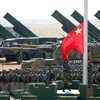Màn thượng cờ trong lễ duyệt binh chào mừng 90 năm thành lập Quân Giải phóng Nhân dân Trung Quốc tại Căn cứ huấn luyện Chu Hòa Nhật. (Nguồn: THX/TTXVN)