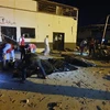 Chuyển thi thể nạn nhân tại hiện trường vụ không kích trúng vào trại tạm giữ người di cư Tajoura, ngoại ô Tripoli, Libya. (Nguồn: AFP/TTXVN)