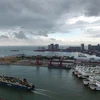 Phà chở khách neo tại cảng để tránh bão ở Hải Khẩu, Hải Nam, Trung Quốc. (Ảnh: THX/TTXVN)