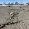 Nền đường bị nứt sau trận động đất. (Nguồn: sfgate.com)