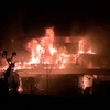 Khoảng 21 giờ 30 ngày 5/7, tại nhà hàng du thuyền Hải Âu trên sông Lô, thuộc tổ 6, phường Minh Xuân, thành phố Tuyên Quang đã xảy ra vụ cháy lớn, thiêu rụi hoàn toàn nhà hàng. (Ảnh Quang Đán/TTXVN)