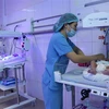 Các y, bác sỹ chăm sóc trẻ sơ sinh non yếu tại bệnh viện Sản nhi tỉnh Bắc Ninh. (Ảnh: Thanh Thương/TTXVN)