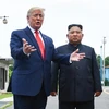 Tổng thống Mỹ Donald Trump (trái) và nhà lãnh đạo Triều Tiên Kim Jong-un (phải) tại cuộc gặp ở Khu vực phi quân sự (DMZ) ngày 30/6. (Nguồn: AFP/TTXVN)