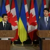 Thủ tướng Canada Justin Trudeau (phải) và Tổng thống Ukraine Volodymyr Zelensky (trái) trong cuộc gặp tại Toronto, Canada ngày 2/7. (Nguồn: AFP/TTXVN)