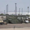 Những căn lều được sử dụng làm nơi tạm trú cho người di cư tại trạm kiểm soát biên giới ở Clint, Texas, Mỹ. (Nguồn: AFP/TTXVN)