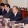Tổng thống Hàn Quốc Moon Jae-in (thứ 2, phải) trong cuộc họp Nội các tại Seoul. (Nguồn: Yonhap/TTXVN)