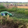 Hiện trường vụ tai nạn tàu SE1 đâm taxi Mai Linh tại Núi Thành-Trí Bình. (Ảnh: Phước Ngọc/TTXVN)