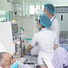 Nhân viên y tế, kỹ thuật viên của Khoa Thận nhân tạo, Bệnh viện Thống Nhất Thành phố Hồ Chí Minh vận hành hệ thống lọc máu nhân tạo. (Ảnh: Đinh Hằng/TTXVN)