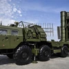 Hệ thống phòng thủ tên lửa S-400 của Nga trưng bày tại triển lãm quốc phòng ở Moskva. (Nguồn: AFP/TTXVN)