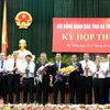 Các đại biểu tham dự kỳ họp chúc mừng ông Trần Tiến Hưng được làm bầu giữ chức Chủ tịch Ủy ban Nhân dân tỉnh Hà Tĩnh. (Ảnh: Công Tường/TTXVN)