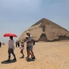 Du khách thăm quan kim tự tháp Bent ở Giza, Ai Cập. (Nguồn: THX/TTXVN)