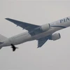 Máy bay của hãng hàng không Pakistan (PIA) cất cánh từ sân bay Karachi, Pakistan. (Nguồn: AFP/TTXVN)