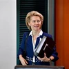 Bộ trưởng Quốc phòng Đức Ursula von der Leyen rời khỏi một cuộc họp nội các ở Berlin. (Nguồn: AFP/TTXVN)
