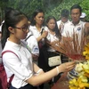 Đoàn thanh niên, sinh viên kiều bào dâng hương trước mộ cụ Huỳnh Thúc Kháng. (Ảnh: Phước Ngọc/TTXVN)