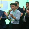 Tổng thống Ukraine Volodymyr Zelensky (giữa) phát biểu tại Kiev ngày 21/7 sau cuộc bầu cử Quốc hội trước thời hạn. Ảnh: (Nguồn: THX/TTXVN)