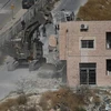 Lực lượng an ninh Israel phá dỡ tòa nhà của người Palestine tại Sur Baher, Đông Jerusalem. (Ảnh: AFP/TTXVN)