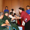 Chủ tịch Quốc hội Nguyễn Thị Kim Ngân tặng quà cho các đại biểu thương binh nặng tiêu biểu toàn quốc. (Ảnh: Dương Giang/TTXVN)