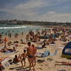 Người dân tránh nóng trên bãi biển ở Sydney, Australia. (Nguồn: AFP/TTXVN)