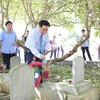 Phó Thủ tướng Vương Đình Huệ thắp hương tại phần mộ các liệt sỹ. (Nguồn: baochinhphu.vn)