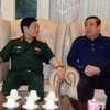 Đại tướng Ngô Xuân Lịch trò chuyện thân mật với Đại tướng Phùng Quang Thanh. (Nguồn: qdnd.vn)